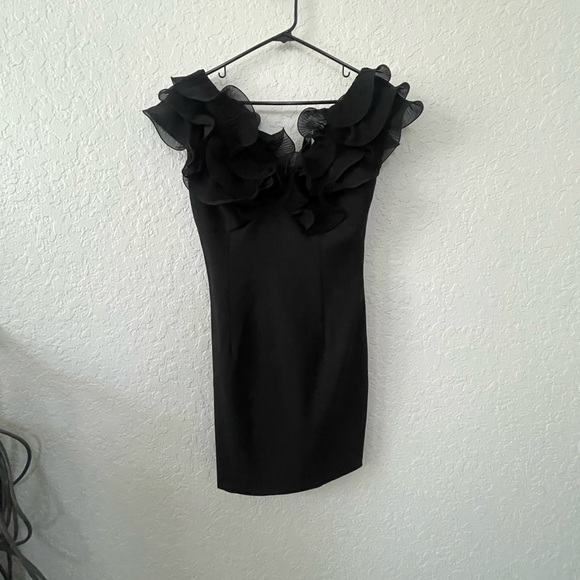 BCBGMAXAZRIA Women's Mini Evening Dress with Ruffle Detail and Zipper - 8 - Picture 4 of 10